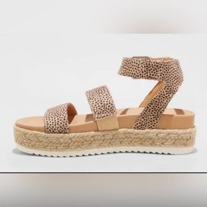 Universal Thread platform sandals!